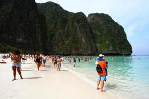 krabi, thailand - januari 2, 2023 många människor eller turist resa till skön strand och vit sand på sid ö. landskap av hav med berg och blå himmel bakgrund. landmärke för besök i söder. foto