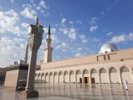 skön dagtid se av masjid al nabawi, medina, saudi arabien. foto