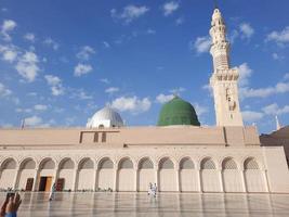 skön dagtid se av masjid al nabawi, medina, saudi arabien. foto