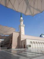 skön dagtid se av masjid al nabawi, medina, saudi arabien. foto