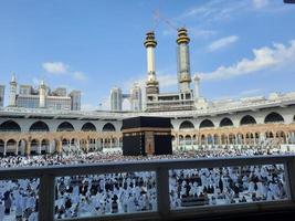 mecka, saudi Arabien, jan 2023 - skön interiör se av masjid al-haram, mecka, saudi arabien. pilgrimer från Allt över de värld är utför tawaf. foto