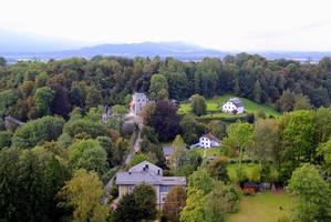 resa till salzburg, Österrike. de se på de stad och de tak av hus nära till berg. foto