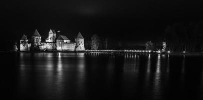 trakai slott på natt foto