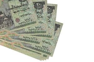 20 egyptisk pounds räkningar lögner i små knippa eller packa isolerat på vit. attrapp med kopia Plats. företag och valuta utbyta foto