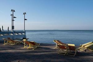 de hav se och strand sängar på bangsaen strand är populär turist attraktioner i chonburi provins, thailand. foto