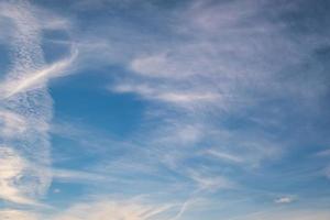 blå himmel bakgrund med vit randig moln i himmel och oändlighet Maj använda sig av för himmel ersättning foto