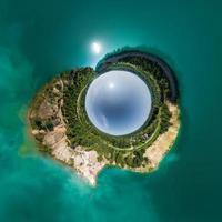 blå liten planet. inversion av liten planettransformation av sfäriskt panorama 360 grader. sfärisk abstrakt flygfoto. utrymmets krökning. foto