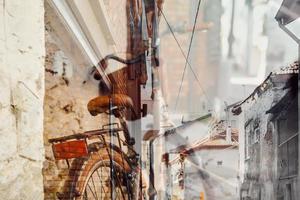 palimpsest aning för dekor och interiör design, cykel på de gata i de gammal stad, selektiv fokus. foto