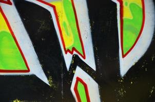 de gammal vägg, målad i Färg graffiti teckning grön aerosol färger. bakgrund bild på de tema av teckning graffiti och gata konst foto