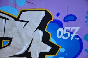 de gammal vägg, målad i Färg graffiti teckning blå aerosol färger. bakgrund bild på de tema av teckning graffiti och gata konst foto