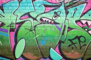 abstrakt färgrik fragment av graffiti målningar på gammal tegel vägg i grön färger. gata konst sammansättning med delar av oskriven brev och flerfärgad fläckar. subkulturella bakgrund foto