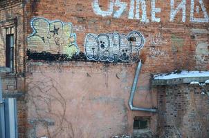 de gammal vägg, målad i Färg graffiti teckning med aerosol färger. bakgrund bild på de tema av teckning graffiti och gata konst foto