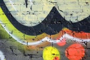 de gammal vägg, målad i Färg graffiti teckning röd aerosol färger. bakgrund bild på de tema av teckning graffiti och gata konst foto