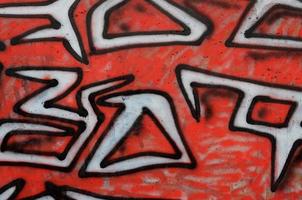 bakgrund bild av en betong vägg med en bit av abstrakt graffiti mönster. gata konst, vandalism och ungdom hobbies foto