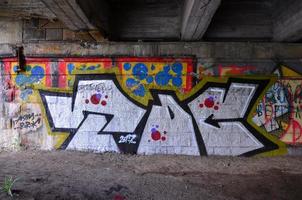 konst under jord. skön gata konst graffiti stil. de vägg är dekorerad med abstrakt ritningar hus måla. modern ikoniska urban kultur av gata ungdom. abstrakt eleganta bild på vägg foto
