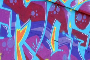fragment av graffiti ritningar. de gammal vägg dekorerad med måla fläckar i de stil av gata konst kultur. färgad bakgrund textur i lila toner foto