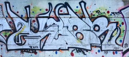 fragment av graffiti ritningar. de gammal vägg dekorerad med måla fläckar i de stil av gata konst kultur. färgad bakgrund textur foto