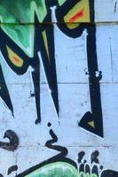 fragment av graffiti ritningar. de gammal vägg dekorerad med måla fläckar i de stil av gata konst kultur. färgad bakgrund textur i grön toner foto