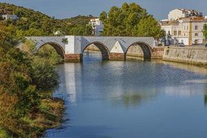 se på ponte romana de silvar bro i portugal i sommar foto