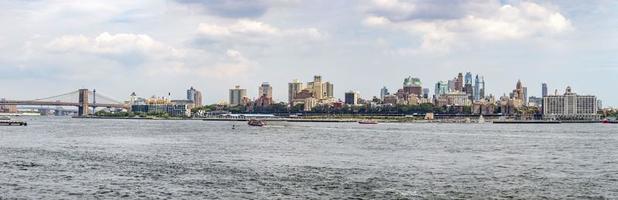 manhattan horisont från färja båt i sommar foto