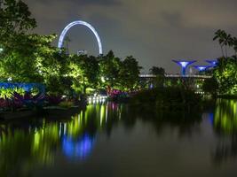 bild av trädgårdar förbi de bukt parkera i singapore under nattetid i september foto