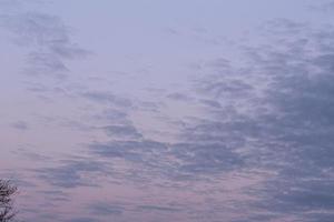 bild av färgrik kväll himmel med ljus moln foto