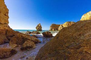 panorama- se på klippigt algarve kust i portugal i sommar foto