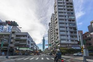 stad scen från taipei under dagtid i sommar foto