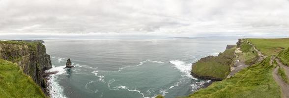 panorama bild av de klippor av moher på de väst kust av irland under dagtid foto