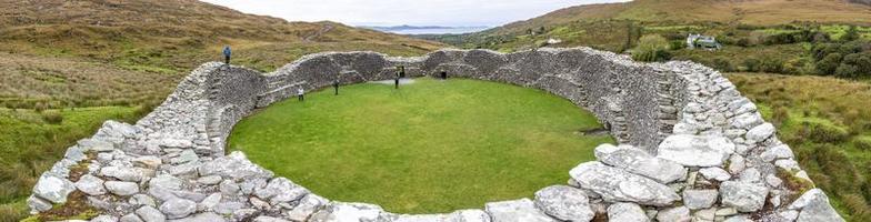 panorama bild av historisk staigue sten fort ruin i sydväst irland under dagtid foto