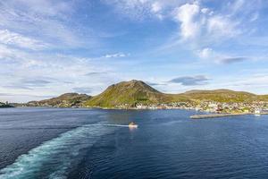 panorama- bild av isolerat norska by av honningsvag stänga till norr cape i sommar foto