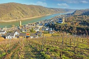 panorama- se av historisk stad oberwesel på de Rhen flod med vingårdar och pråmar under blå himmel och solsken foto