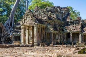 mystisk och känd ruiner av ankare wat i cambodia med Nej människor i sommar foto