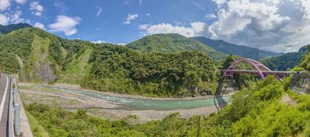 panorama- bild på de rosa båge bro i de bergen av taiwan i sommar foto