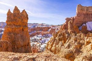 bild av bryce kanjon i utah i vinter- under dagtid foto