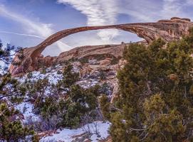 panorama- bild av naturlig och geologisk undrar av valv nationell parkera i utah i vinter- foto