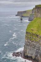 se över klippa linje av de klippor av moher i irland under dagtid foto