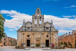 kyrka av kloster arkadi på de grekisk ö av crete under dagtid foto