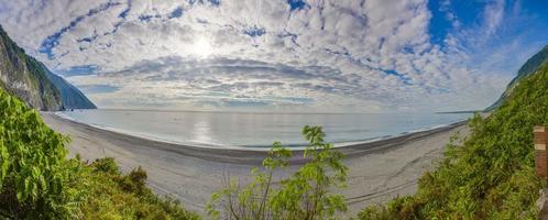 panorama- se över idyllisk strand på de öst kust av taiwan med molnig himmel i sommar foto