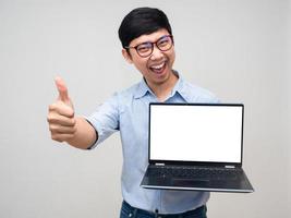 ung asiatisk affärsman Lycklig känsla håll bärbar dator vit skärm visa tumme upp för Framgång isolerat foto