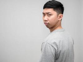 porträtt asiatisk man grå skjorta känner orolig sväng runt om till loking på du isolerat foto