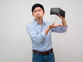 asiatisk affärsman känner ledsen handla om Nej pengar i hans plånbok, dålig manlig anställd isolerat foto