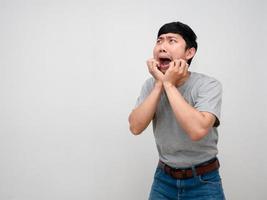 asiatisk man grå skjorta stående gest förvånad känner chockade isolerat foto