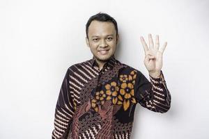 upphetsad indonesiska man bär en batik skjorta ger siffra 12345 förbi hand gest foto