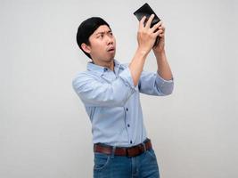 asiatisk affärsman blå skjorta känner ledsen gest hitta pengar på hans plånbok isolerat foto
