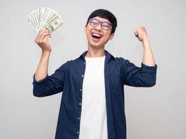 asiatisk man uppskatta Lycklig handla om tjäna pengar isolerat foto