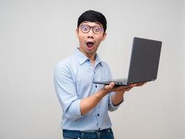 asiatisk affärsman känner chockade och innehav bärbar dator isolerat foto