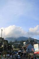 de atmosfär av de livliga bandungan semarang fyrkant med en molnig berg se i de bakgrund foto