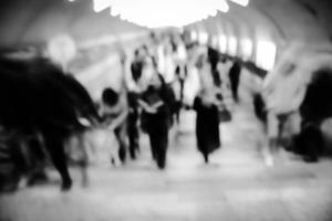 lins fläck bild av en tunnelbana med silhuetter av rör på sig människor. foto