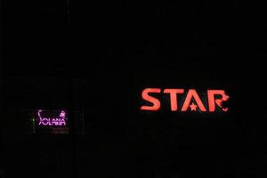bekasi, indonesien i juli 2022. solaria restaurang logotyp och stjärna avdelning Lagra logotyp den där glöder i de mörk foto